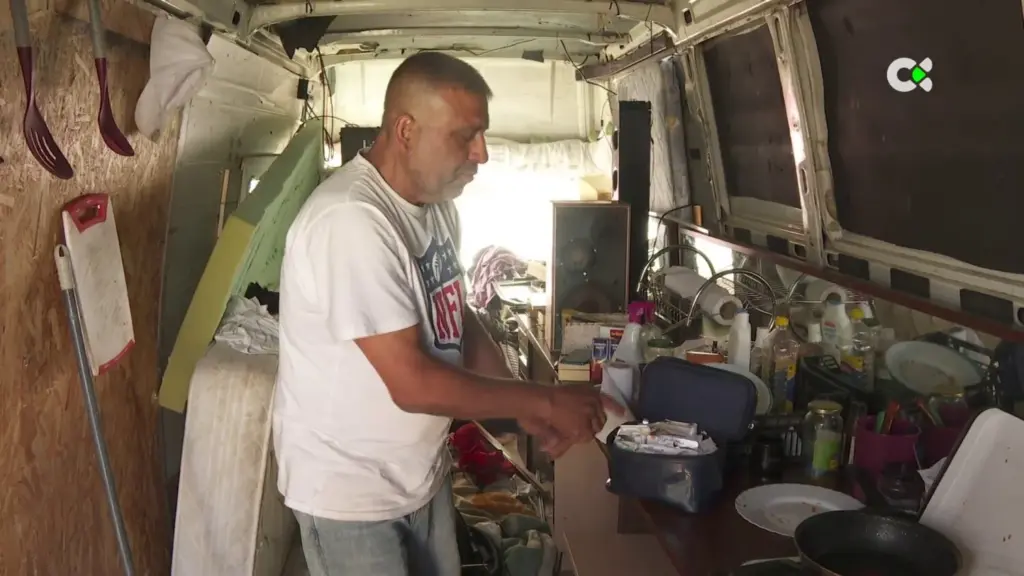 Un furgón por hogar: la lucha de Juan Manuel contra el olvido institucional