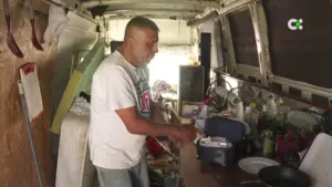 Un furgón por hogar: la lucha de Juan Manuel contra el olvido institucional