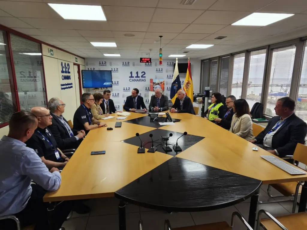 Miembros de la NASA visitan el 112 Canarias