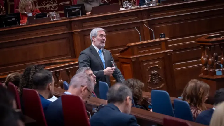 Clavijo exige igualdad en la gestión aeroportuaria durante el pleno del Parlamento