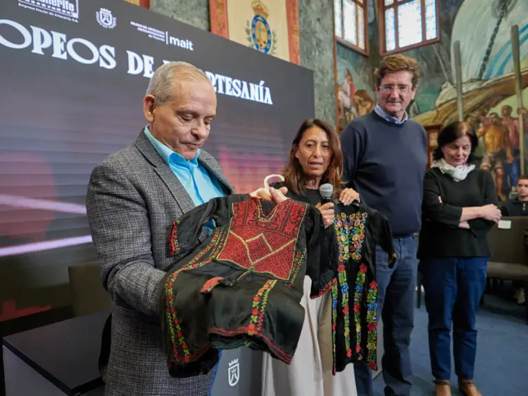 Donan dos prendas infantiles de indumentaria tradicional de Palestina al Cabildo de Tenerife