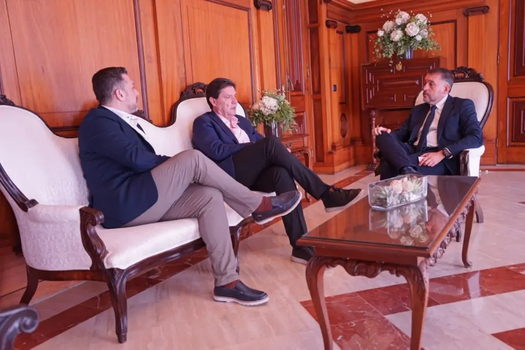 Santa Cruz estrecha lazos con la emigración mediante “El Retorno 2026”