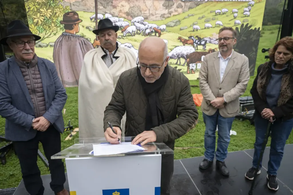 El presidente del Cabildo firma el documento marco