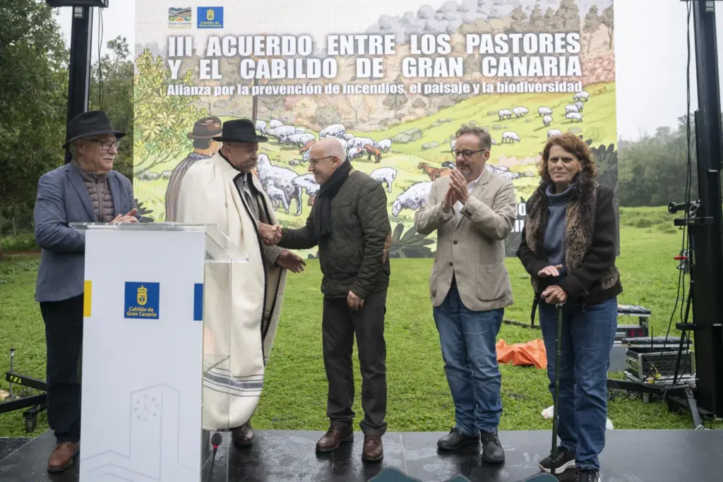 Saludo tras la firma de esta tarde
