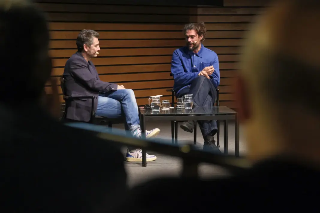 Oliver Laxe con Carlos del Amor en las Jornadas del Oficio Cinematográfico del Festival de Cine de Las Palmas de Gran Canaria tras el éxito de 'Sirat', película ganadora de cinco Goyas y que ha sido candidata a los Óscar, los Globos de Oro y los premios Bafta. EFE/Angel Medina G.