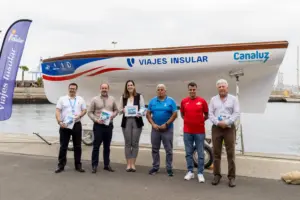 Foto del equipo Viajes Insular Arenales Canaluz durante la presentación de la temporada 2026 de Vela Latina Canaria