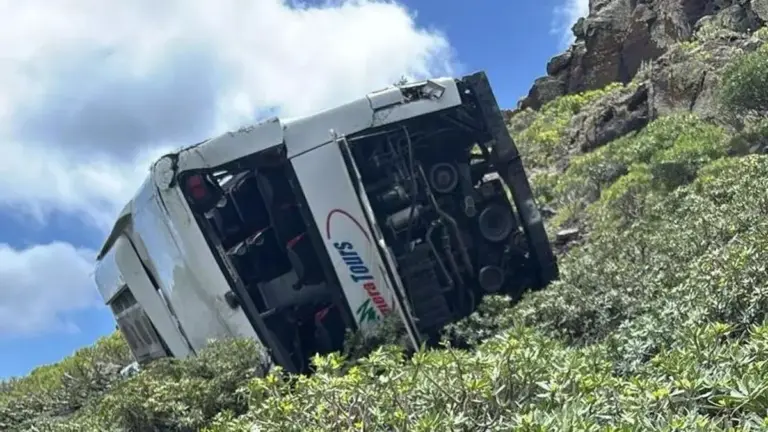 Tres personas continúan ingresadas tras el accidente de la guagua turística en La Gomera