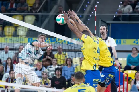 El CV Guaguas fuerza el tercer partido de la eliminatoria de cuartos de la Superliga ante el Unicaja