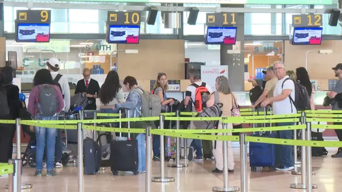 Los aeropuertos canarios afrontan su segunda jornada de mayor tráfico en Semana Santa