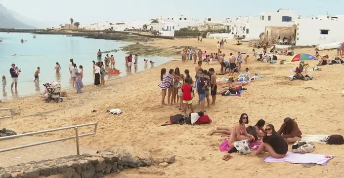 La Graciosa exige un plan de gestión ante la masificación turística