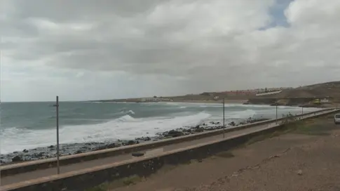 El fuerte oleaje y el viento mantienen en alerta a Canarias