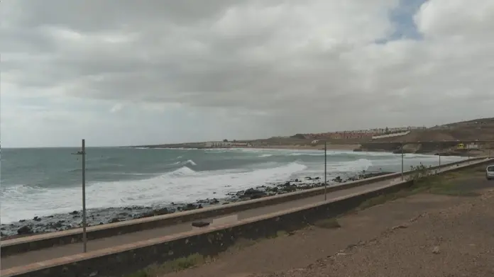 El fuerte oleaje y el viento mantienen en alerta a Canarias