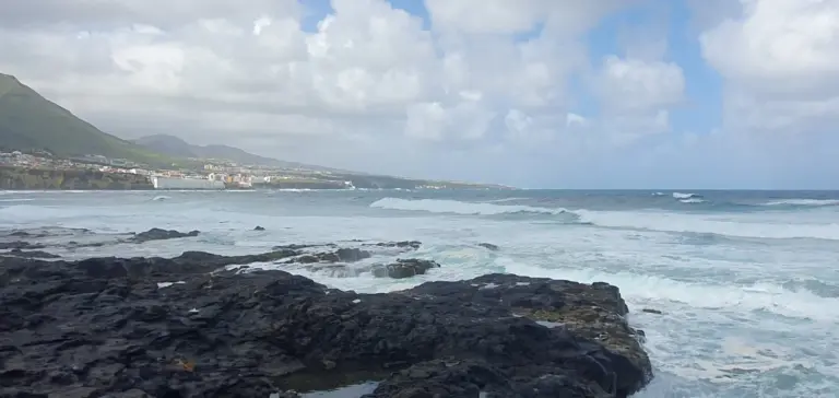 Fin de semana con nubes, lluvias débiles y mal estado del mar