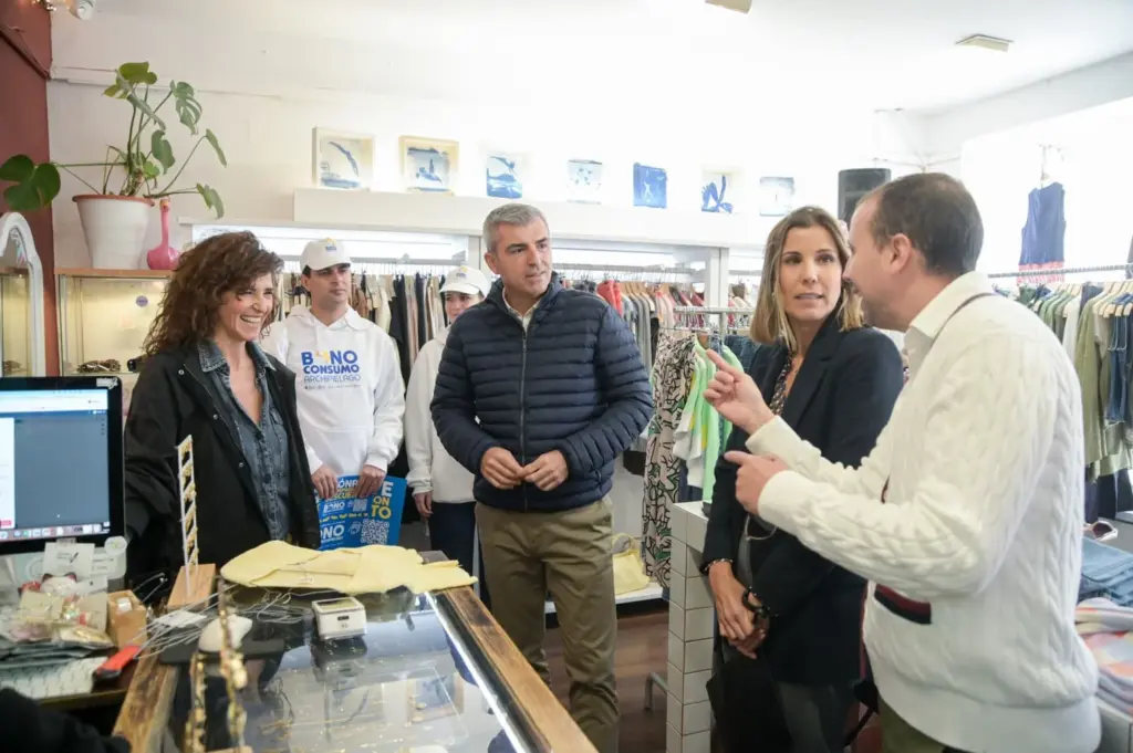 El vicepresidente de Canarias, Manuel Domínguez, visita comercios en La Laguna. Imagen Gobierno de Canarias