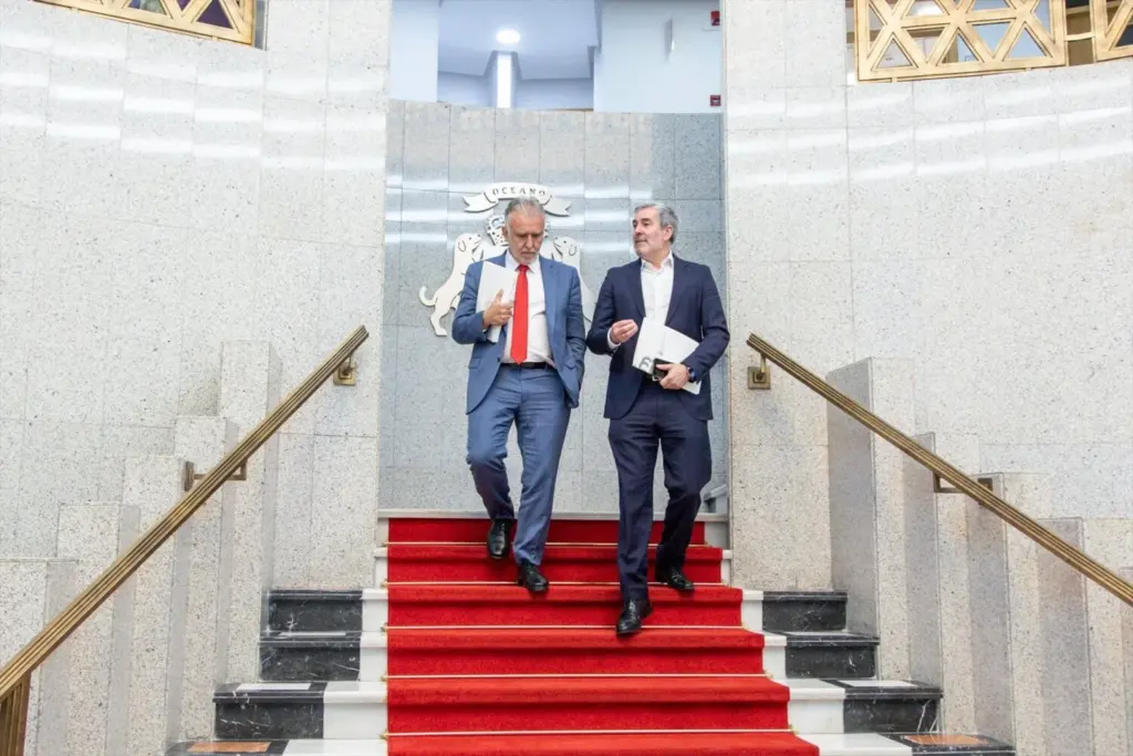 El ministro de Política Territorial y Memoria Democrática, Ángel Víctor Torres (i), y el presidente de Canarias, Fernando Clavijo (d), a su llegada a una rueda de prensa tras reunirse en la sede de la Presidencia del Gobierno de Canarias, a 22 d- Europa Press Canarias - Europa Press - Archivo
