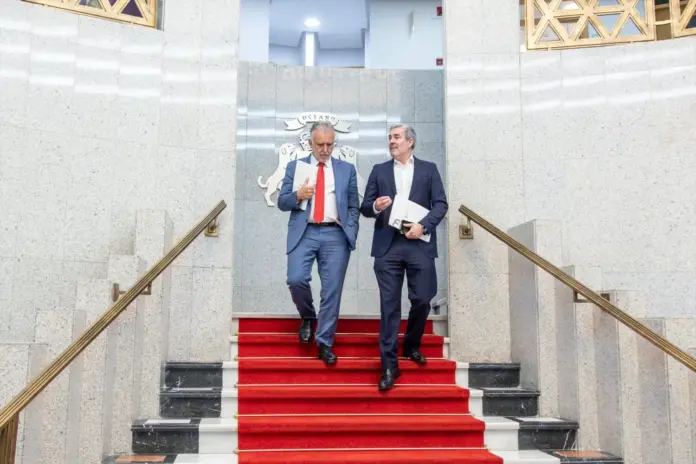 El ministro de Política Territorial y Memoria Democrática, Ángel Víctor Torres (i), y el presidente de Canarias, Fernando Clavijo (d), a su llegada a una rueda de prensa tras reunirse en la sede de la Presidencia del Gobierno de Canarias, a 22 d - Europa Press Canarias - Europa Press - Archivo