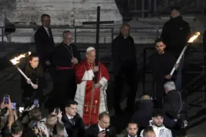 León XIV recupera la tradición de cargar la cruz en el Coliseo