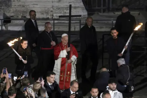 León XIV recupera la tradición de cargar la cruz en el Coliseo