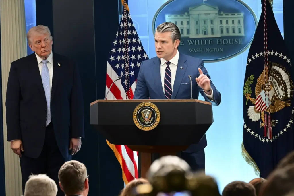 El secretario de Defensa de EEUU, Pete Hegseth, en una rueda de prensa junto al presidente del país, Donald Trump