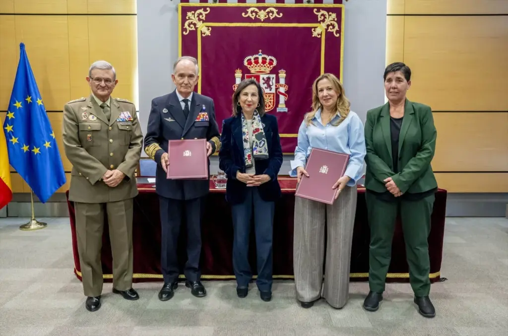El secretario general de política de Defensa, el Almirante Juan Francisco Martínez Nuñez (2i); la ministra de Defensa, Margarita Robles (c); la presidenta del Cabildo de Tenerife, Rosa Dávila (2d); y la consejera insular de Medio Natural, Blanca Pérez (d) - Alberto Ortega - Europa Press
