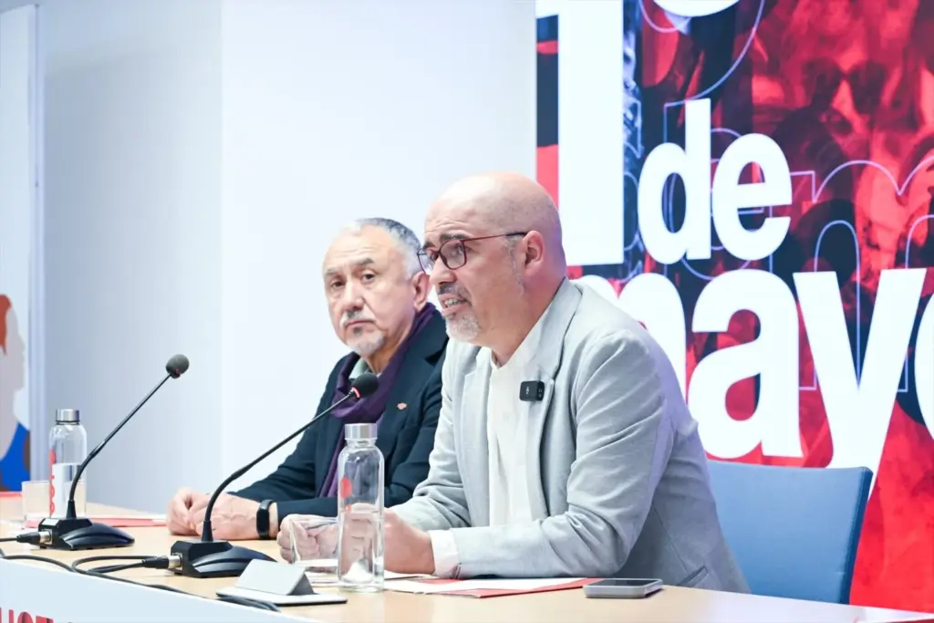 El secretario general de CCOO, Unai Sordo (d), y el secretario general de UGT, Pepe Álvarez (i), durante una rueda de prensa para presentar las movilizaciones del Primero de Mayo.- Gustavo Valiente - Europa Press