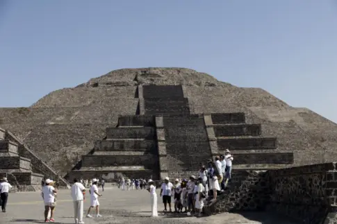 Una turista muerta, seis heridos y trece lesionados, balance de un tiroteo en la pirámide de Teotihuacán en México