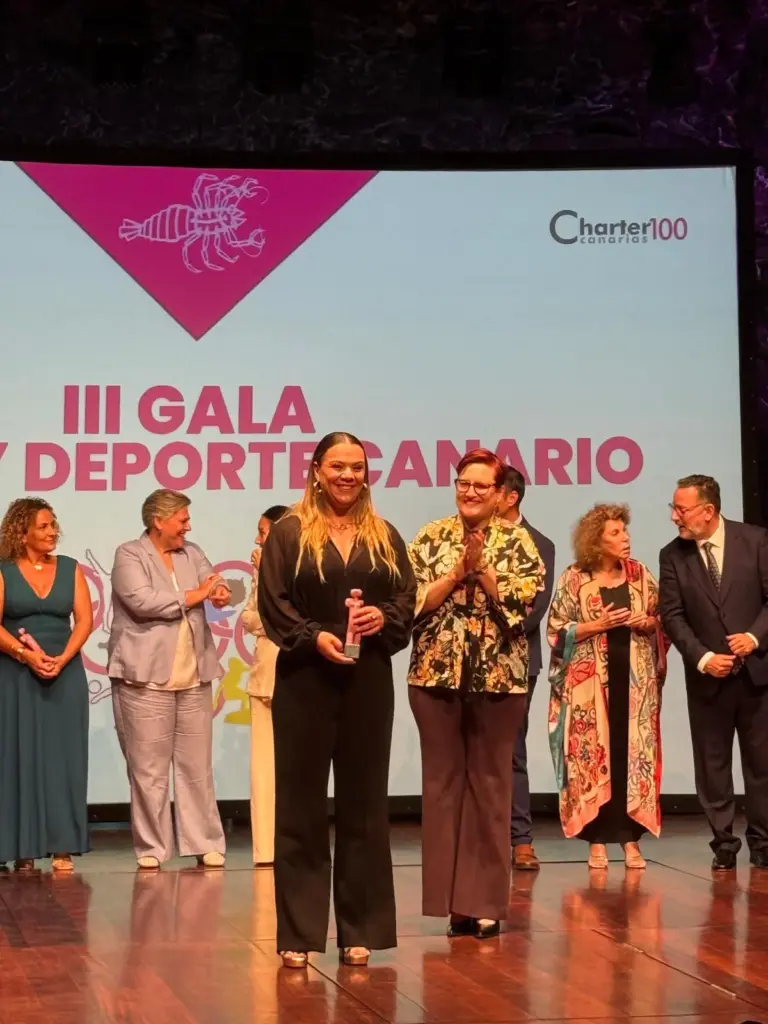 Fátima Febles, jefa de Deportes de los SSII de Televisión Canaria, recibe el premio a Mejor Divulgadora Deportiva