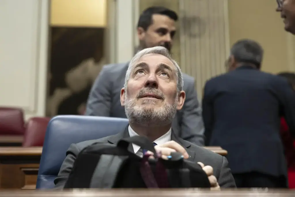El presidente de Canarias, Fernando Clavijo, durante el pleno del Parlamento de Canarias. Imagen EFE