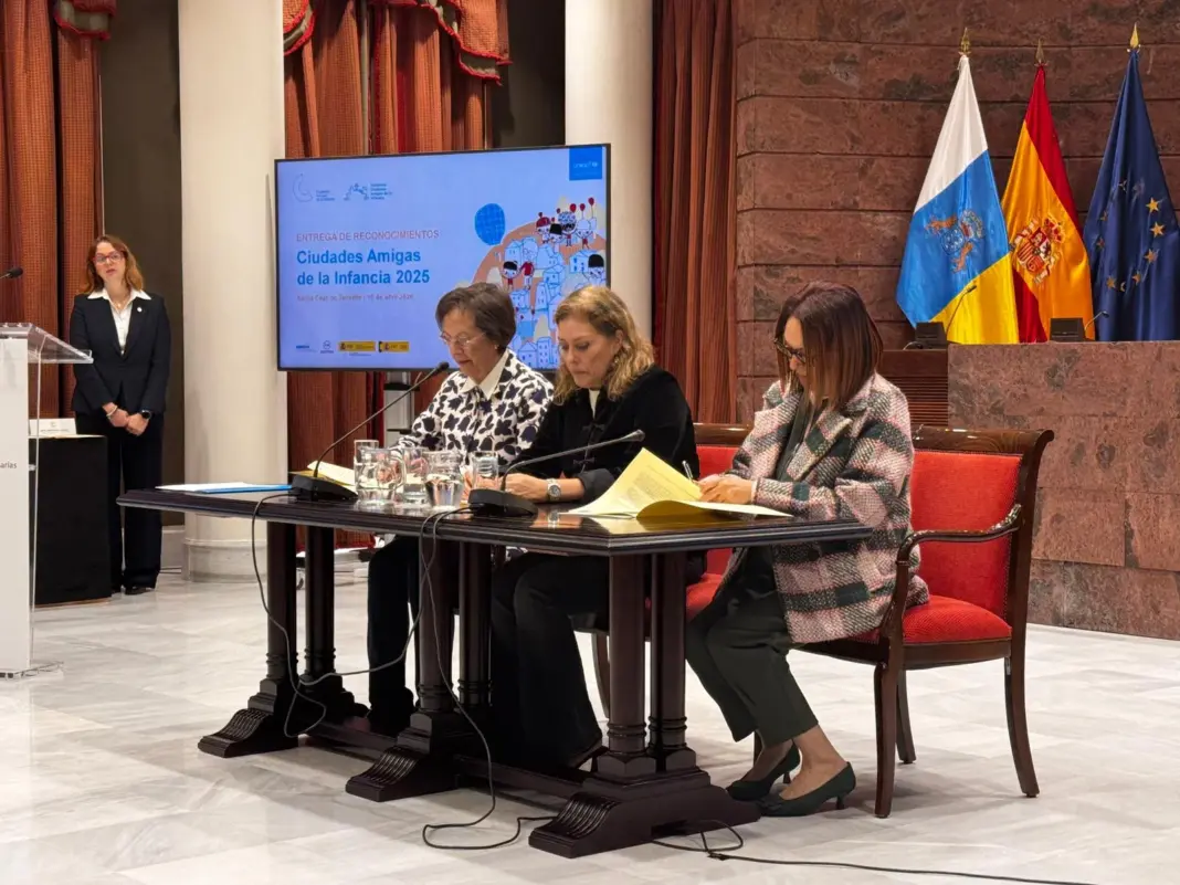 Firma de la renovación en la red Ciudades Amigas de la Infancia. Imagen cedida Ayuntamiento de Las Palmas de Gran Canaria