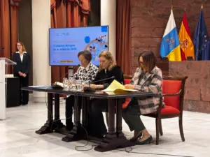 Firma de la renovación en la red Ciudades Amigas de la Infancia. Imagen cedida Ayuntamiento de Las Palmas de Gran Canaria