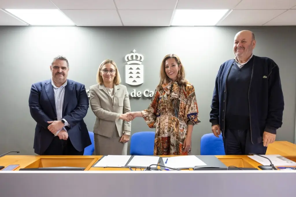 Firma del protocolo entre Empleo y la DGT. Imagen Gobierno de Canarias