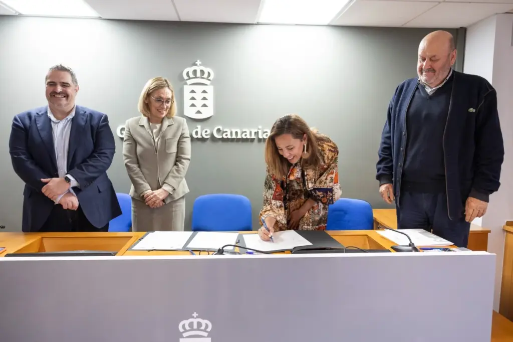 Firma del protocolo entre Empleo y la DGT. Imagen Gobierno de Canarias
