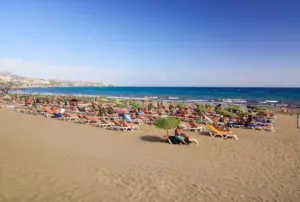 Playa del Inglés, Maspalomas, Gran Canaria. Imagen www.holacanarias.com