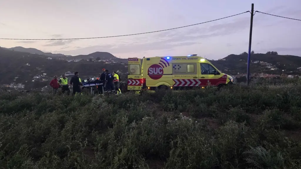 Un motorista resulta herido grave al caer por un barranco en Gran Canaria