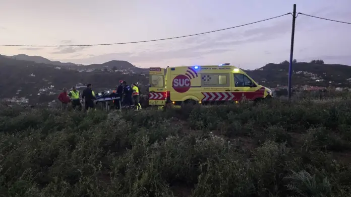 Un motorista resulta herido grave al caer por un barranco en Gran Canaria