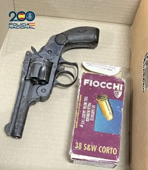 Detenida una mujer armada por vender droga en su coche