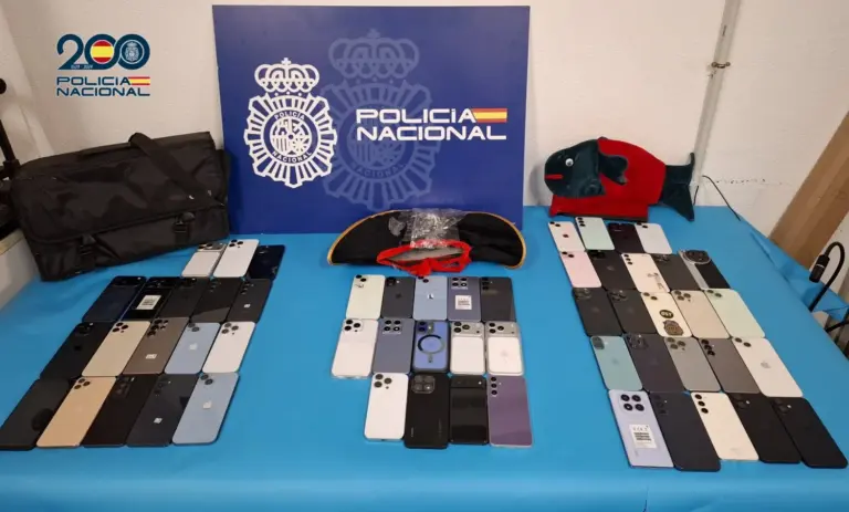 La Policía recupera 56 móviles de alta gama robados durante el Carnaval de Santa Cruz