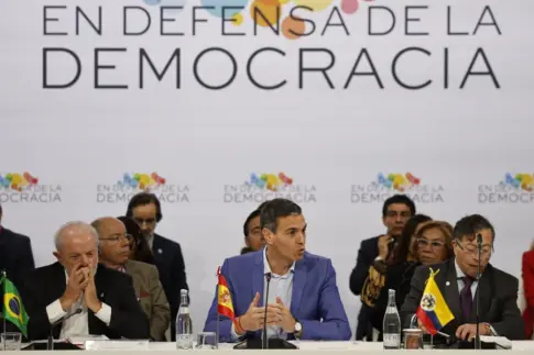 Sánchez llama a la acción a los progresistas en la IV Cumbre en Defensa de la Democracia