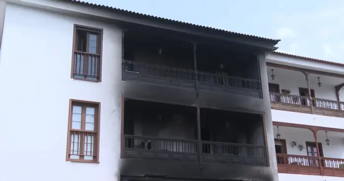 Incendio en un edificio de Toscal Longueras, en Los Realejos, Tenerife. Imagen RTVC