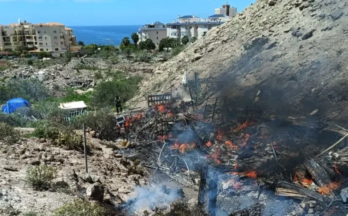 Incendio en varias chabolas en Los Cristianos, Tenerife. Imagen Bomberos de Tenerife