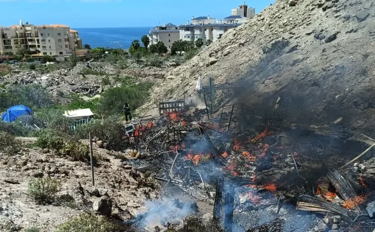El incendio en unas chabolas en Los Cristianos, Tenerife, causa una densa columna de humo