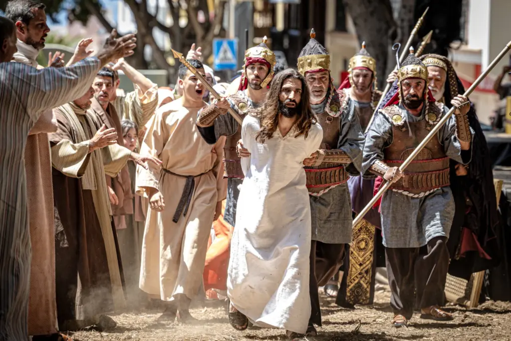 Jesús es apresado en la representación de pasión de Cristo en Adeje