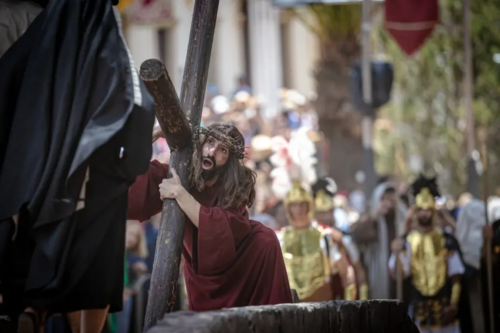 Jesús carga la cruz en la representación de pasión de Cristo en Adeje