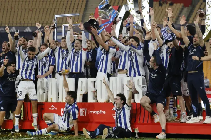 La Real Sociedad con la Copa del Rey. Imagen EFE