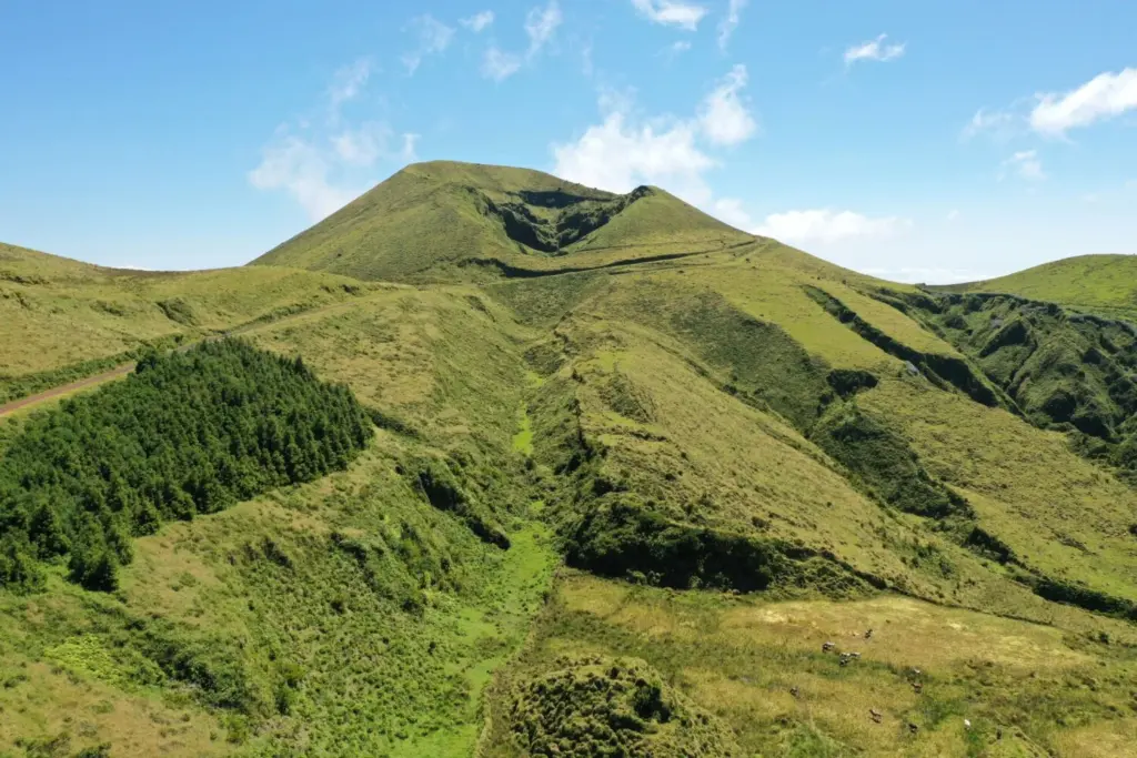 Las fallas geológicas pueden guiar el ascenso del magma y también frenarlo