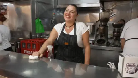 ‘Noveleros’ recorre cuatro bares de barrio para descubrir las historias que nacen tras la barra