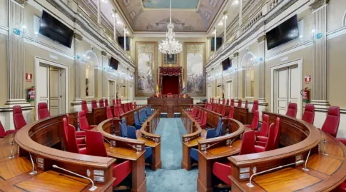 El Parlamento de Canarias analiza el impacto de la crisis en Oriente Medio