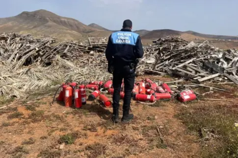 La Policía Local halla extintores arrojados en un paraje natural de Fuerteventura
