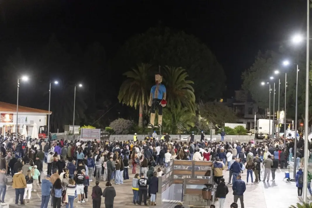 La Quema de Judas, al igual que muchas manifestaciones culturales, llegó a Canarias procedente de la Península durante el proceso de conquista