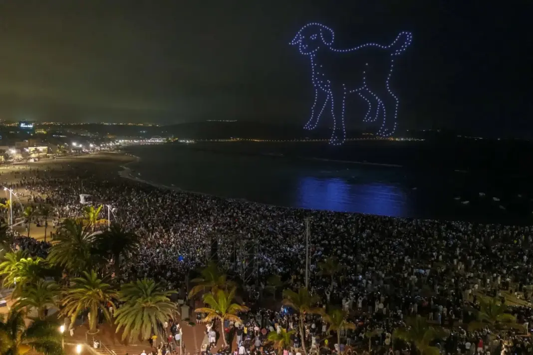 Playa de Las Canteras, en Las Palmas de Gran Canaria, dentro de la campaña promocional del nuevo disco de Quevedo. Imagen EFE